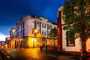 a city street at night with a building at The Grosvenor Hotel in Timaru