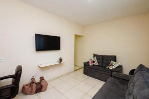 un salon avec un canapé et une télévision à écran plat dans l'établissement Rancho Santana, à Socorro