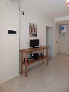 a desk with a computer on it in a room at Domus B1 in Posadas