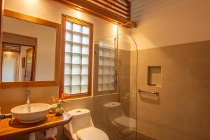 TalamancaCasa Luz de Luna Tranquility Near the Caribbean Sea的浴室里有马桶、洗手池和淋浴。 更多24张照片