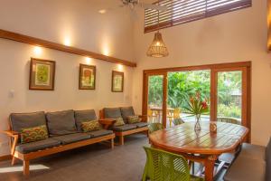 TalamancaCasa Luz de Luna Tranquility Near the Caribbean Sea的客厅里有一张沙发和一张桌子。