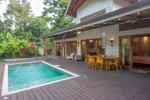 TalamancaCasa Luz de Luna Tranquility Near the Caribbean Sea的带游泳池和露台的房子