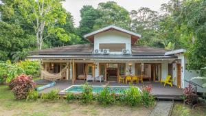 TalamancaCasa Luz de Luna Tranquility Near the Caribbean Sea的一栋前面有游泳池的房子