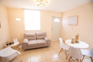ein Wohnzimmer mit einer Couch und einem Tisch und Stühlen in der Unterkunft Departamento Nuevo en Hermosillo in Hermosillo + 10 Fotos