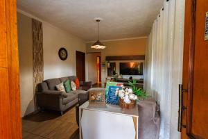 un salon avec un canapé et une table dans l'établissement Chácara Beija-Flor, à Socorro