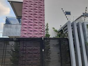 ein lila Gebäude mit einem Zaun davor in der Unterkunft Residencial Reis - Cozy and Comfortable Apto in Boa Vista