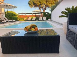 Miska owoców na stole obok basenu w obiekcie Apartments in Biograd na Moru - Biograd Riviera 42685 w Biogradzie na Moru