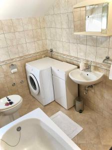 łazienka z toaletą, umywalką i wanną w obiekcie Apartments in Biograd na Moru - Biograd Riviera 42685 w Biogradzie na Moru