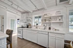 Η κουζίνα ή μικρή κουζίνα στο 3690 Carlsbad Boulevard - Unit A +37 φωτογραφίες