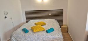 een bed met twee gele en blauwe kussens erop bij Relax flat palm view in San Miguel de Abona +34 foto's