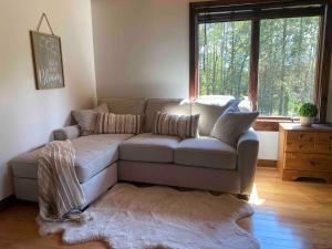 Afbeelding uit fotogalerij van Cozy Catskill Log Home in Monticello