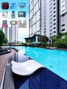 una piscina in una città con edifici alti di Cozy HomeBit a Kuala Lumpur