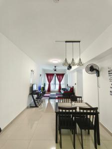 un soggiorno con tavolo e sedie di Cozy HomeBit a Kuala Lumpur Altre 17 foto