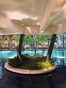 vista sulla piscina di un hotel di Cozy HomeBit a Kuala Lumpur