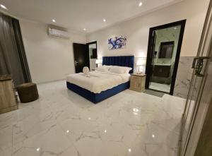Rúm í herbergi á شقة بنظام فيلا مستقلة بالكورنيشapartment with villa system