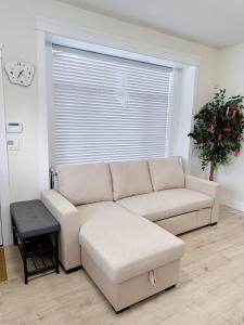 Posezení v ubytování Si & Daniel Home Near YVR Airport & Skytrain Separate Entry Free Parking