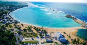 下维加Stay Steps from Where Bad Bunny Once Studied!的海滩与房屋和海洋的鸟瞰图