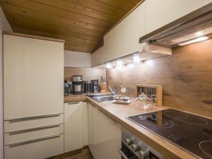 Kuchyňa alebo kuchynka v ubytovaní Landhaus Alpbach A Scenic Retreat
