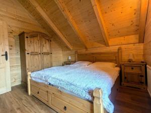 Una cama o camas en una habitación de Hut in Bad St Leonhard with barbecue