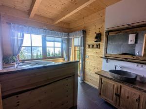Una cocina o cocineta en Hut in Bad St Leonhard with barbecue