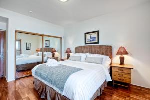a bedroom with two beds and a large mirror at 2751 Ocean Street in Carlsbad