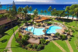 een luchtfoto van een resort met zwembad bij Aston Maui Kaanapali Villas in Lahaina