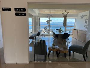 a dining room and kitchen with a table and chairs at Bahia Mágica - 1 dormitorio in Ushuaia