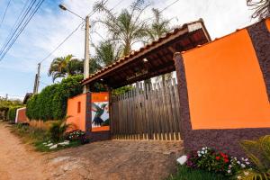 une porte menant à une maison avec un panneau sur celle-ci dans l'établissement Chácara Beija-Flor, à Socorro