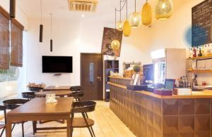 阿克拉Chic 1BR Apt with Pool, High-speed Internet at The Gallery, 10 mins from Airport, 5mins from Major Restaurants and Malls的有桌椅和柜台的餐厅