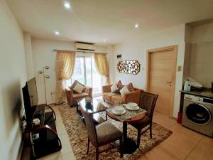Chic 1BR Apt with Pool, High-speed Internet at The Gallery, 10 mins from Airport, 5mins from Major Restaurants and Malls的厨房或小厨房