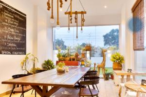 阿克拉Chic 1BR Apt with Pool, High-speed Internet at The Gallery, 10 mins from Airport, 5mins from Major Restaurants and Malls的一间带桌子和黑板的用餐室
