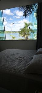 En eller flere senge i et værelse på Apto frente Rio SJ da Barra MG