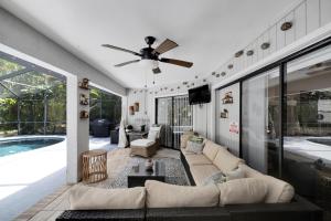 een woonkamer met een bank en een plafondventilator bij 1331 Normandy Cir in Palm Harbor