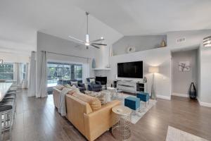 een woonkamer met een bank en een tv bij 1331 Normandy Cir in Palm Harbor