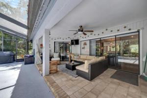 een woonkamer met een bank en een plafondventilator bij 1331 Normandy Cir in Palm Harbor