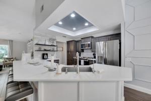 een keuken met een groot wit eiland in een kamer bij 1331 Normandy Cir in Palm Harbor +43 foto's