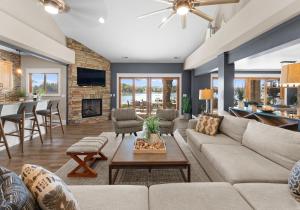 TV a/nebo společenská místnost v ubytování Sandy Shore - Coastal Cottage Meets Urban Contemporary