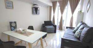 O zonă de relaxare la Departamento completo con balcón +9 fotografii