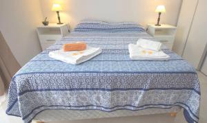 Un pat sau paturi într-o cameră la Departamento completo con balcón