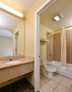 y baño con aseo, lavabo y bañera. en Americas Best Value Inn and Suites Little Rock, en Little Rock