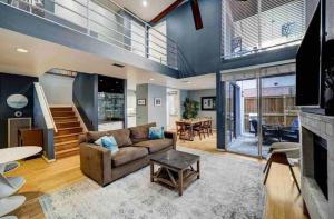 TV a/nebo společenská místnost v ubytování Spacious and stylish home in the heart of Houston