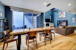 Posezení v ubytování Spacious and stylish home in the heart of Houston