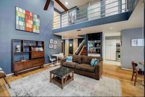 Posezení v ubytování Spacious and stylish home in the heart of Houston