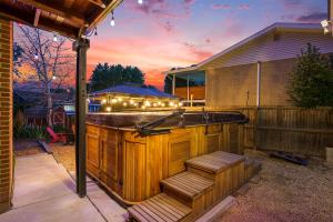 Photo de la galerie de l'établissement Family Retreat W Hot Tub & Patio Dining, à Arvada