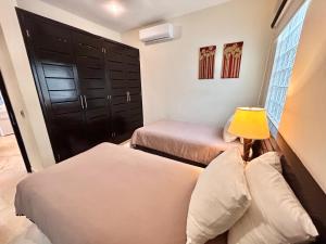 Postel nebo postele na pokoji v ubytování El Faro 402 SURF ocean view 2 bedroom condo