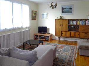 ベノデにあるApartment in Bénodet near Sandy Beachesのソファとテレビのあるリビングルーム