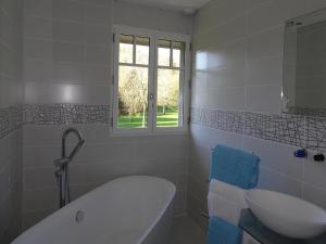 Ένα μπάνιο στο House in Normandy with Sauna & Coastal Charm +32 φωτογραφίες