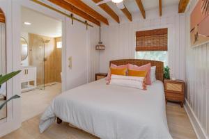 Ένα ή περισσότερα κρεβάτια σε δωμάτιο στο Hope House- Vacation Village 1 Bedroom with Loft