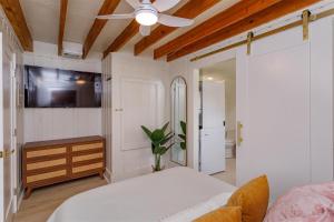 Μια τηλεόραση ή/και κέντρο ψυχαγωγίας στο Hope House- Vacation Village 1 Bedroom with Loft