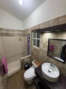 Bilik mandi di Beautiful house with 2 rooms